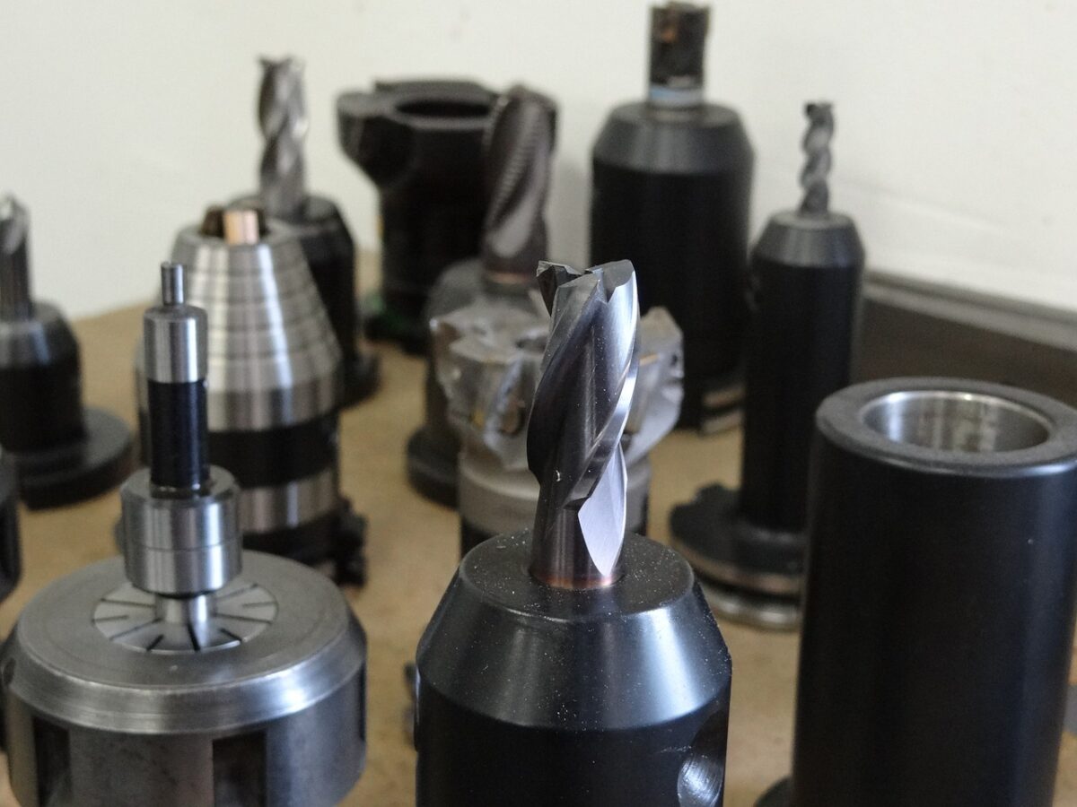 Different kinds of cutting and drilling bits