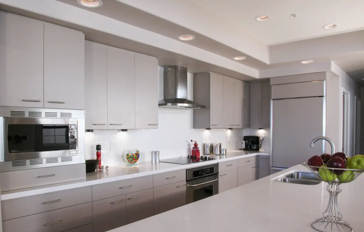A minimalistic kitchen with white countertop, island, and ceiling